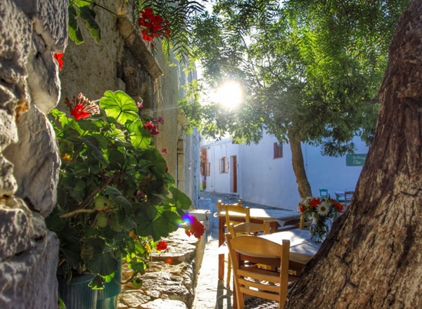 Folegandros, Hy Lạp mang phong cách gần giống với ngôi làng Santorini nổi tiếng với những căn nhà được sơn trắng và được trang trí bởi những loài hoa rực rỡ.